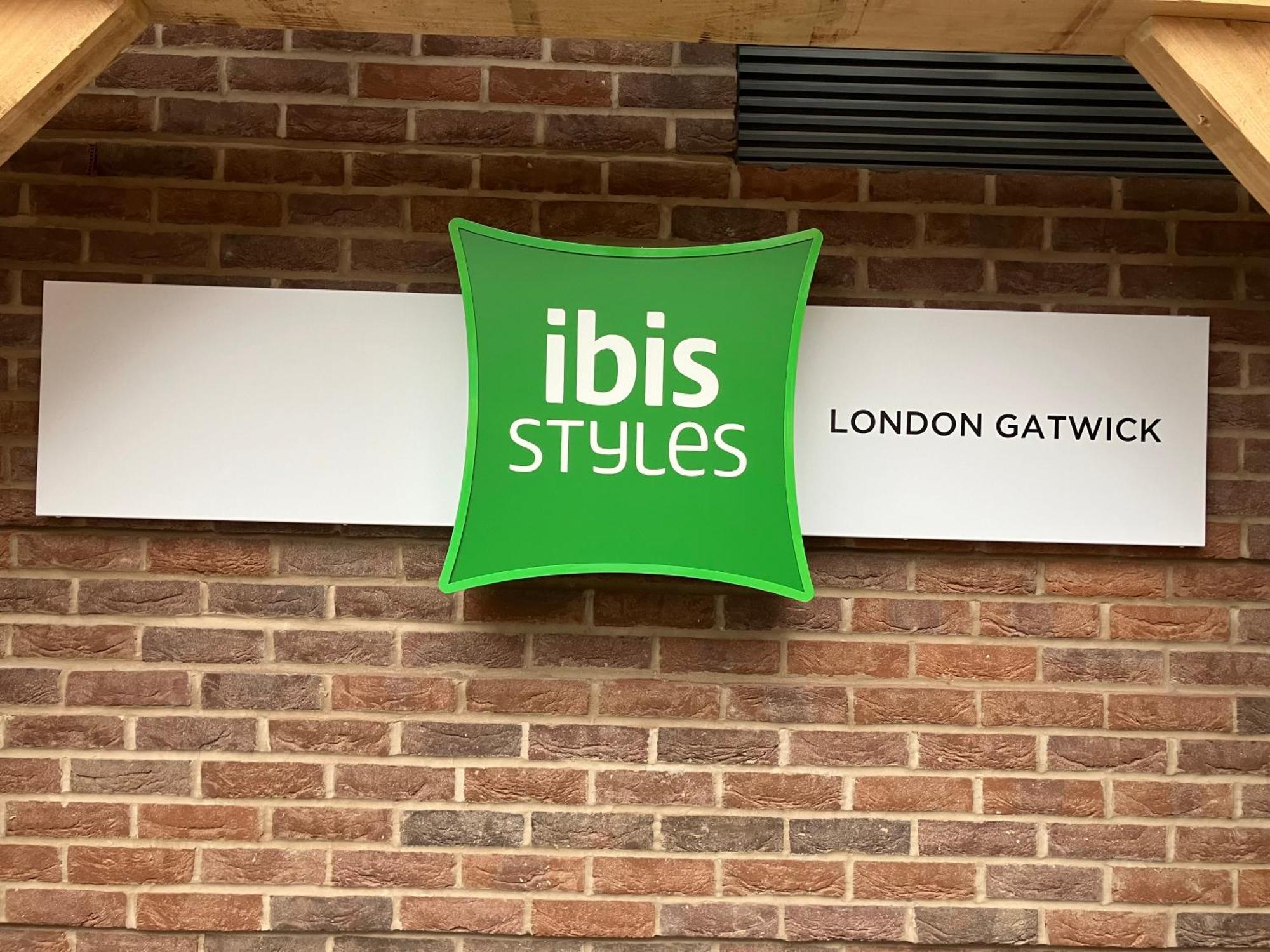 Готель Ibis Styles London Gatwick Airport Кролі Екстер'єр фото
