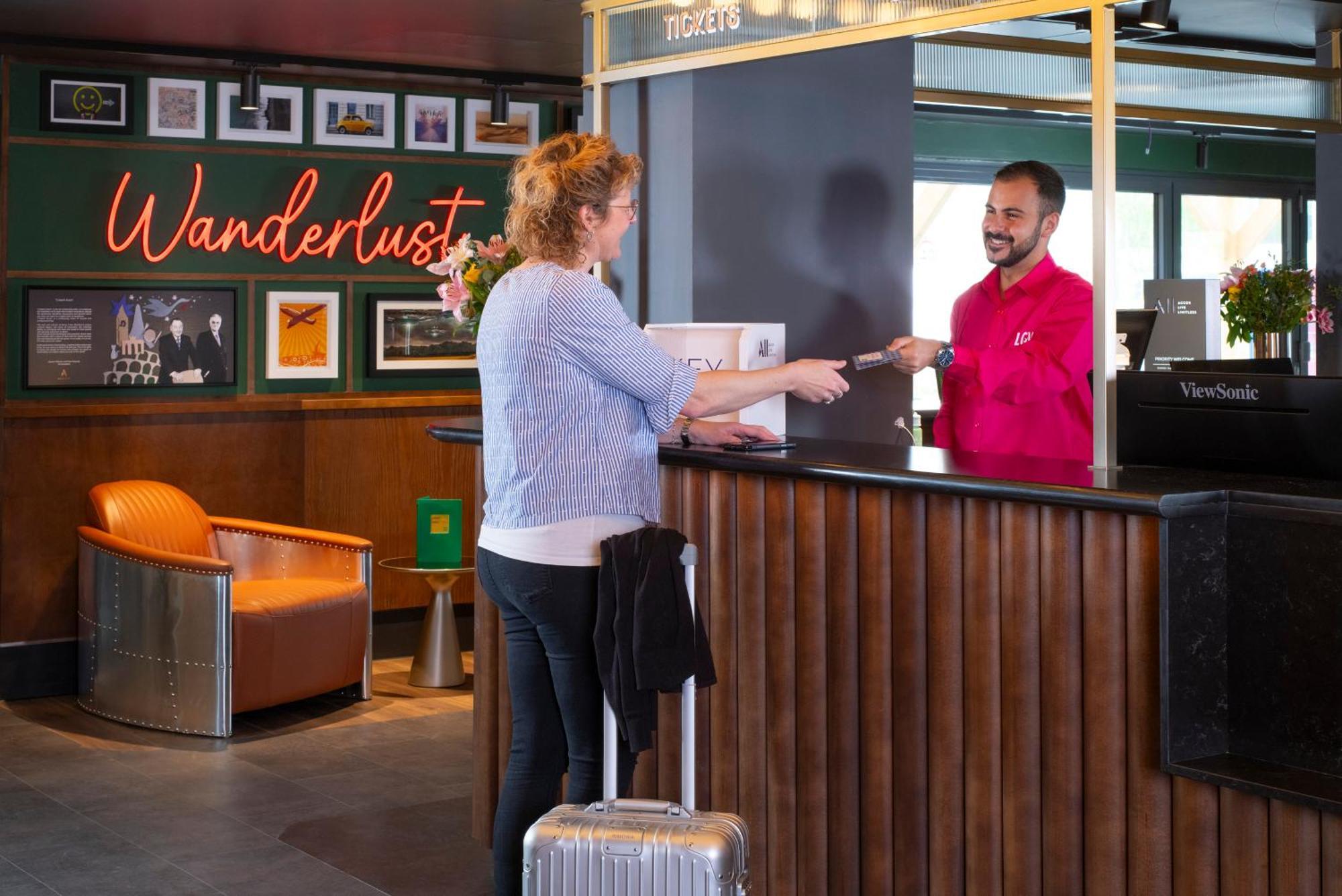Готель Ibis Styles London Gatwick Airport Кролі Екстер'єр фото