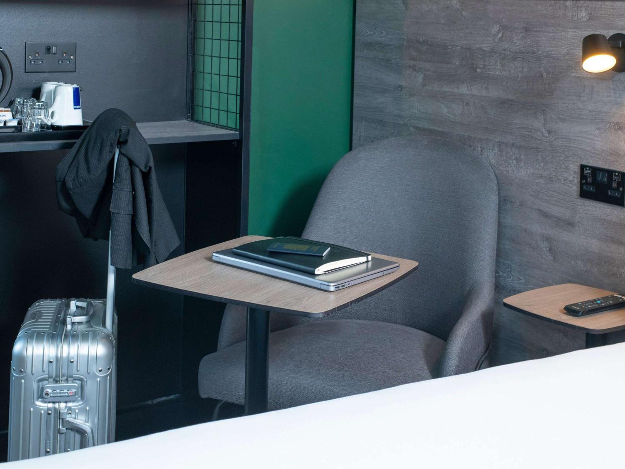 Готель Ibis Styles London Gatwick Airport Кролі Екстер'єр фото